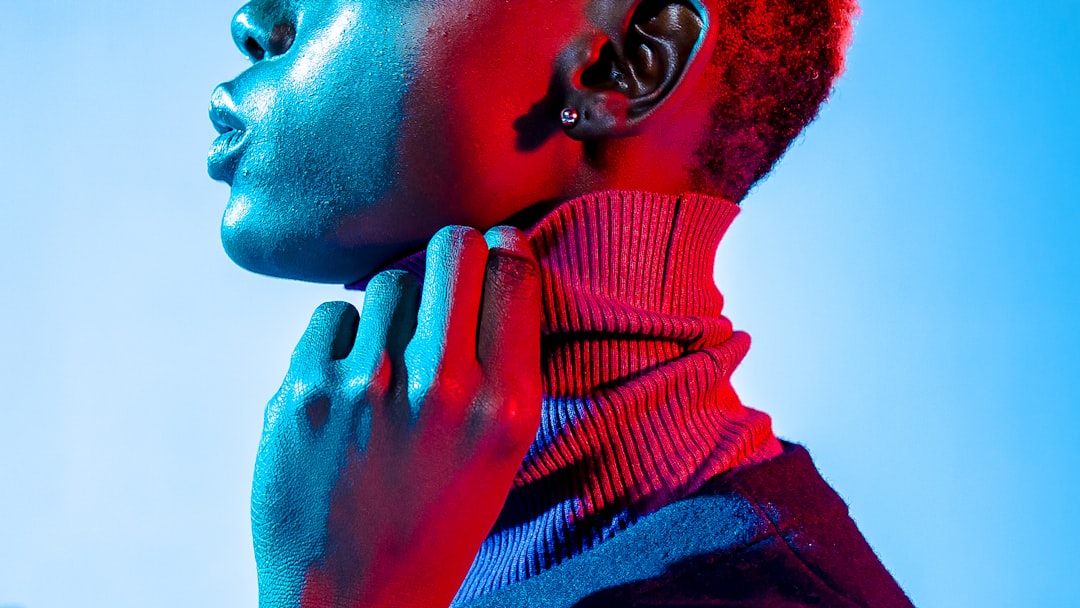 首に貼る絆創膏で声が蘇る？UCLAが開発した”話せるAI”の衝撃