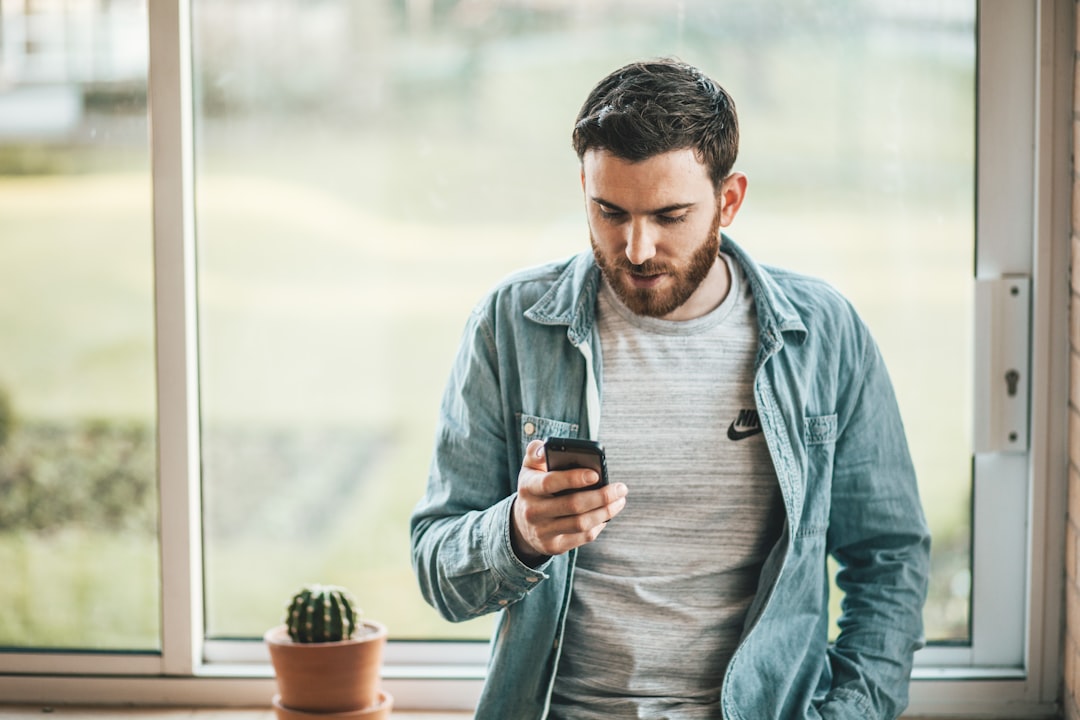 スタンフォードが警告：スマホがあなたの脳を”怠け者”に変える科学的理由